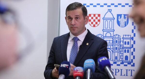 14.11.2024., Split - 34. sjednica Gradskog vijeca zapocela izvijescem gradonacelnika  i odgovorima na vijecnicka pitanja. Uoci pocetka sjednice HDZ-ovci dali izjavu za medije. Tomislav Suta. Photo: Ivo Cagalj/PIXSELL