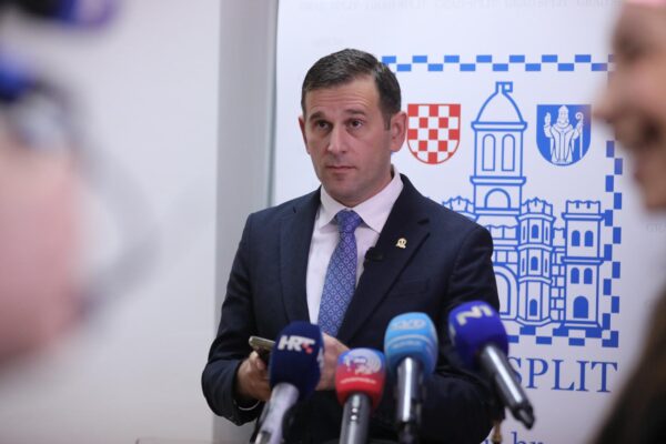 14.11.2024., Split - 34. sjednica Gradskog vijeca zapocela izvijescem gradonacelnika  i odgovorima na vijecnicka pitanja. Uoci pocetka sjednice HDZ-ovci dali izjavu za medije. Tomislav Suta. Photo: Ivo Cagalj/PIXSELL