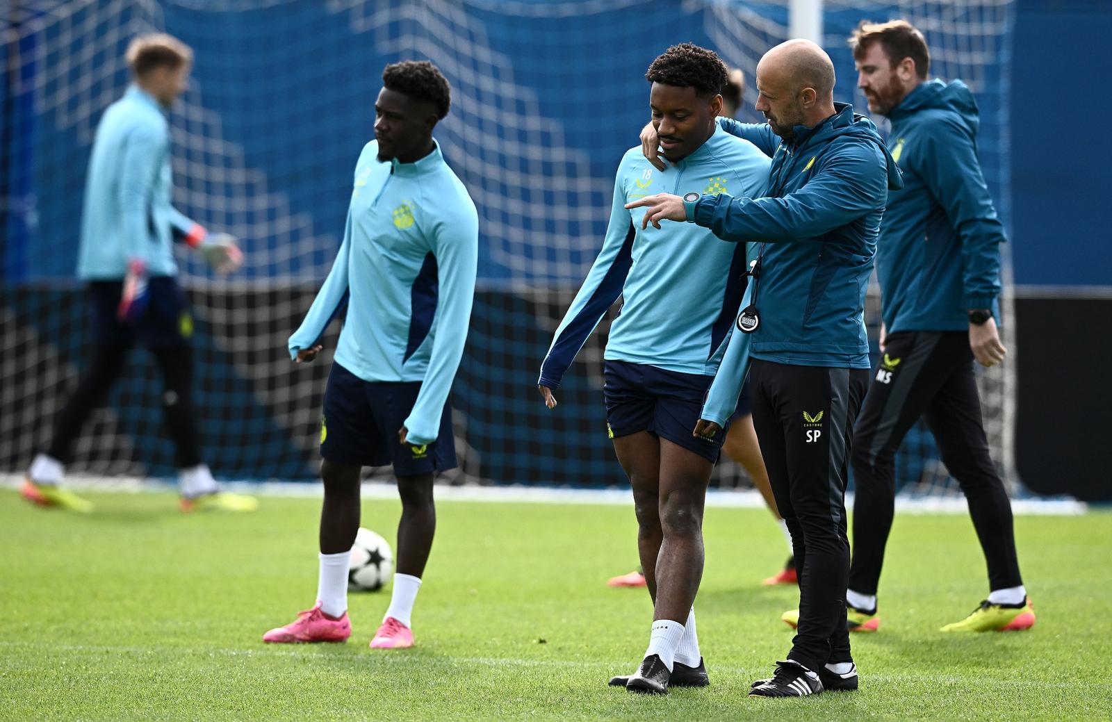 16.09.2024., Zagreb - GNK Dinamo odradio trening uoci puta u Muenchen i prvog kola Lige prvaka. Ronael Pierre-Gabriel, pomocni trener Sandro Perkovic Photo: Marko Lukunic/PIXSELL