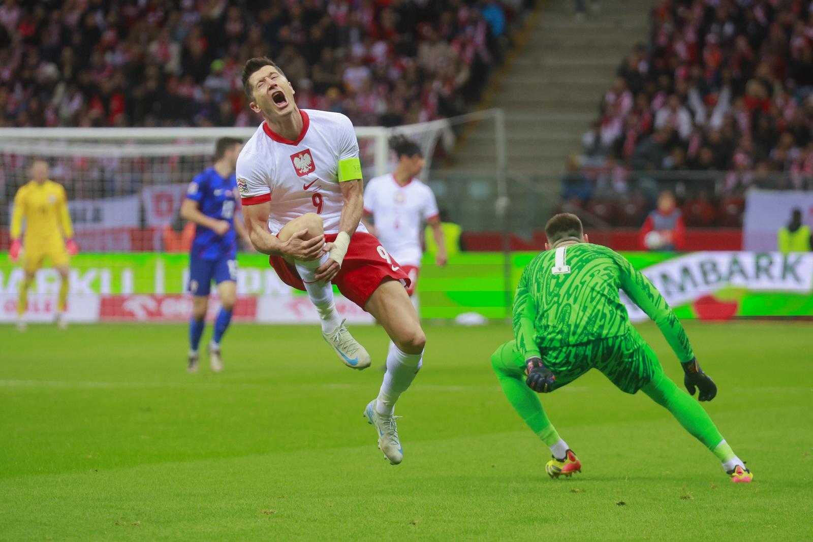 15.10.2024., Nacionalni stadion PGE, Varsava, Poljska - UEFA Liga nacija, Liga A, skupina 1, 4. kolo, Poljska - Hrvatska. Dominik Livakovic, Robert Lewandowski Photo: Jacek Szydlowski/Forum/PIXSELL