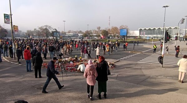 17.11.2024., Novi Sad - Kod Zeljeznicke stanice održan prosvjed za odgovornost zbog smrti 14 ljudi pri padu nadstresnice ulaza.  Photo: S.S/ATAImages/PIXSELL