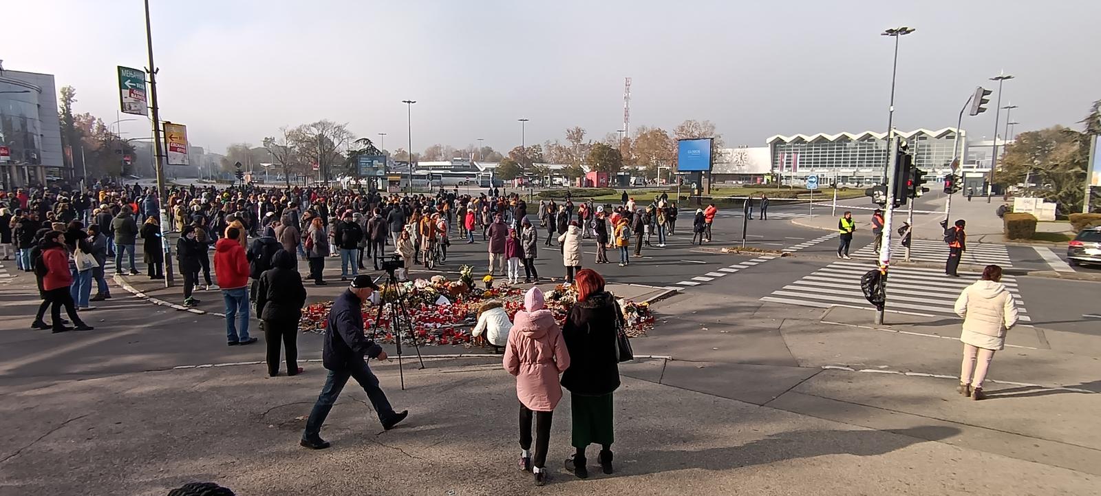 17.11.2024., Novi Sad - Kod Zeljeznicke stanice održan prosvjed za odgovornost zbog smrti 14 ljudi pri padu nadstresnice ulaza.  Photo: S.S/ATAImages/PIXSELL