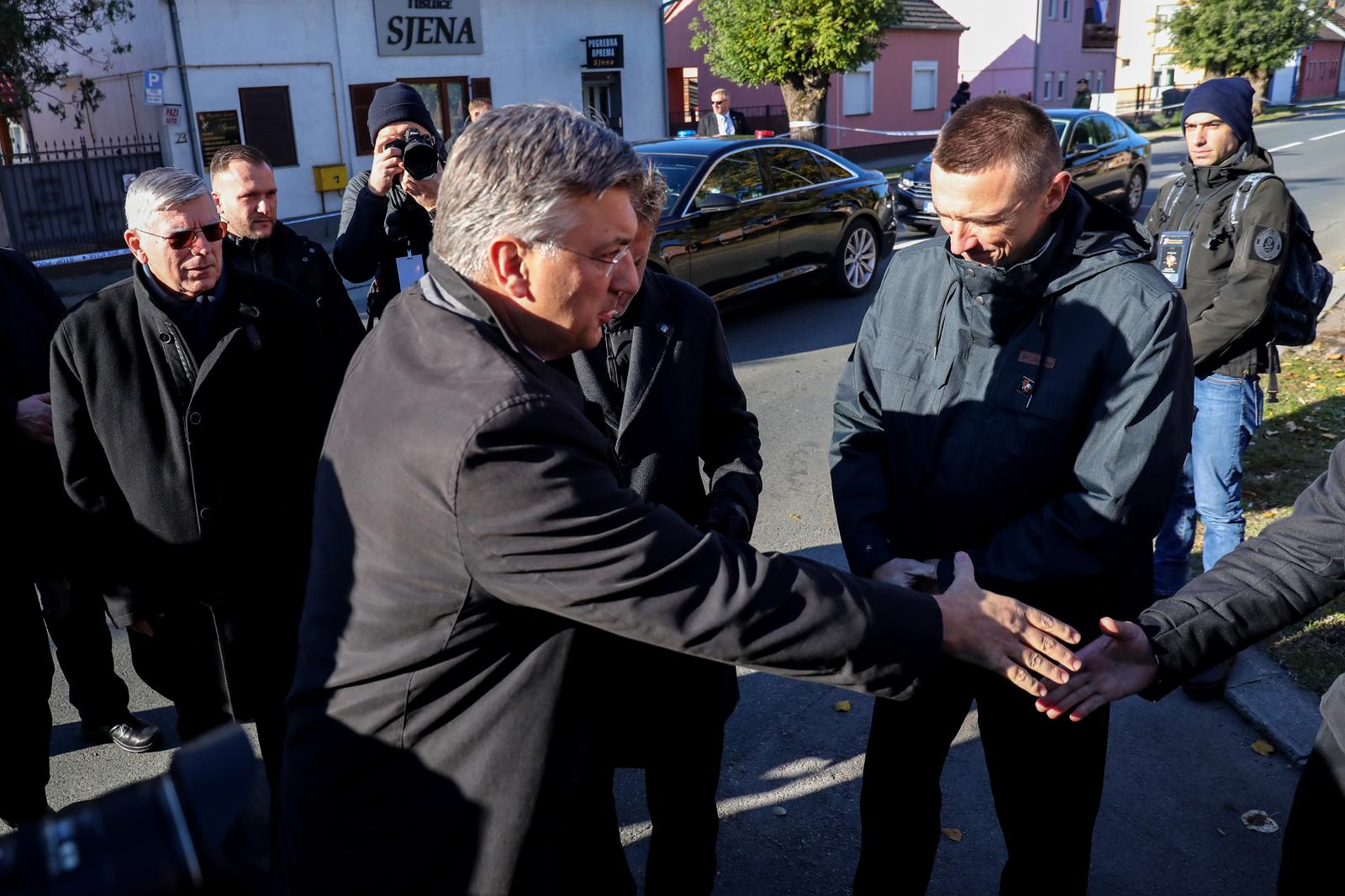 18.11.2023. Vukovar -Obiljezavanje Dana sjecanja na zrtvu Vukovara 1991. - 2023. Program „Vukovar – moj izbor i u dobru i u zlu“ krece u 10:00 sati u krugu Nacionalne memorijalne bolnice „dr. Juraj Njavro“ Vukovar gdje ce prigodni program izvesti Klapa „Sv. Juraj“ HRM, Najbolji hrvatski tamburasi i glumac Darko Milas., nakon toga ulicama grada Vukovara  krenuti ce Krizni put - Kolona sjecanja do Memorijalnog groblja. Zeljko Reiner, Andrej Plenkovic, Ivan Penava. Photo: Emica Elvedji/PIXSELL