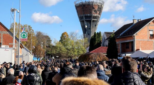 18.11.2023. Vukovar - Pod geslom "Vukovar - moj izbor i u dobru i u zlu" u Vukovaru se obiljezava 32. godisnjica vukovarske tragedije i stradanja u Domovinskom ratu. Kolona sjecanja koju predvode hrvatski branitelji Vukovara zajedno s clanovima obitelji poginulih, nestalih, ubijenih, nasilno odvedenih i umrlih hrvatskih branitelja Vukovara na celu s pripadnicima Hrvatskih obrambenih snaga koji su branili Vukovar. Photo: Emica Elvedji/PIXSELL