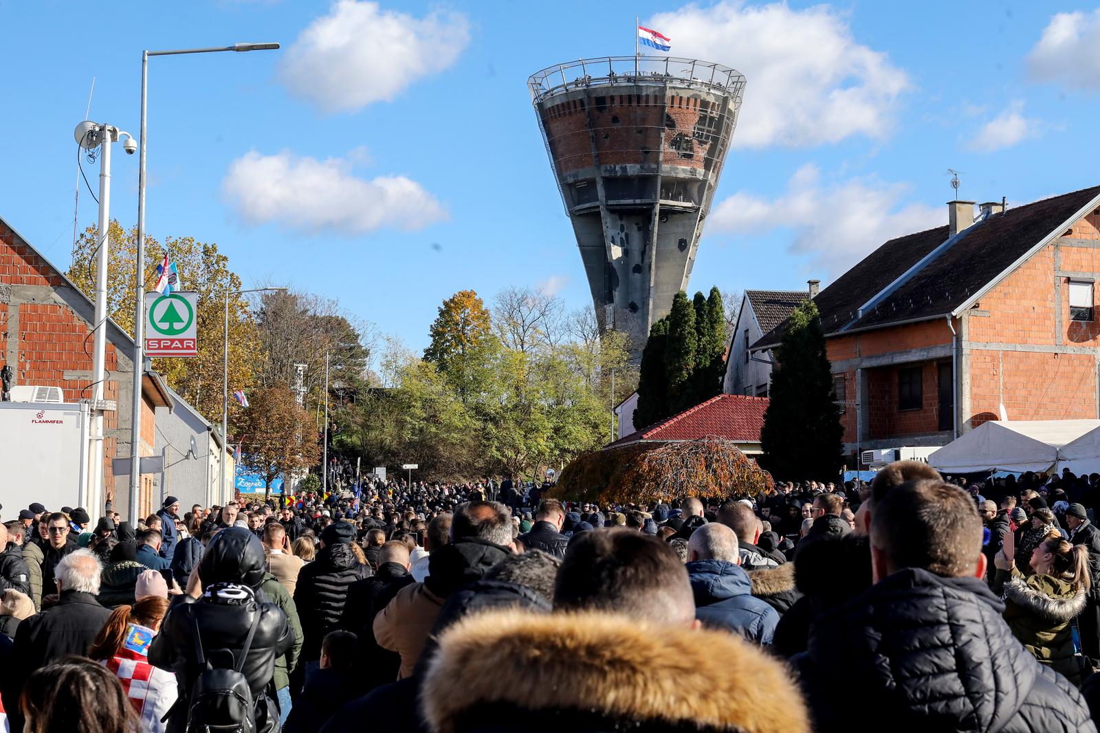 18.11.2023. Vukovar - Pod geslom "Vukovar - moj izbor i u dobru i u zlu" u Vukovaru se obiljezava 32. godisnjica vukovarske tragedije i stradanja u Domovinskom ratu. Kolona sjecanja koju predvode hrvatski branitelji Vukovara zajedno s clanovima obitelji poginulih, nestalih, ubijenih, nasilno odvedenih i umrlih hrvatskih branitelja Vukovara na celu s pripadnicima Hrvatskih obrambenih snaga koji su branili Vukovar. Photo: Emica Elvedji/PIXSELL