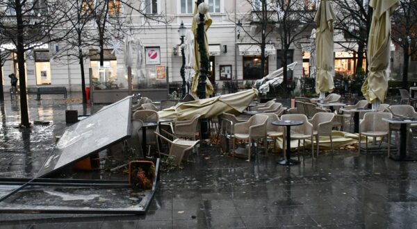 20.11.2024., Slavonski Brod - Naglo pogorsanje vremena uz jak vjetar i susnjezcu. Photo: Ivica Galovic/PIXSELL