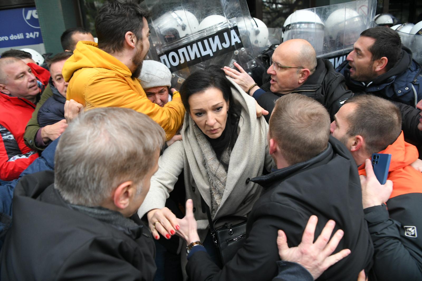 21, November, 2024, Novi Sad - Representatives of the opposition and citizens gathered, for the third day in a row, in front of the Prosecutor's Office building in Novi Sad, which they blocked, and at the very beginning there was a push with the police. Marinika Tepic. Photo: L. L./ATAImages

21, novembar, 2024, Novi Sad - Predstavnici opozicije i gradjani okupili su se, treci dan zaredom, ispred zgrade Tuzilastva u Novom Sadu koju su blokirali, a na samom pocetku došlo je do guranja sa policijom. Photo: L. L./ATAImages Photo: L. L./ATAImages/PIXSELL