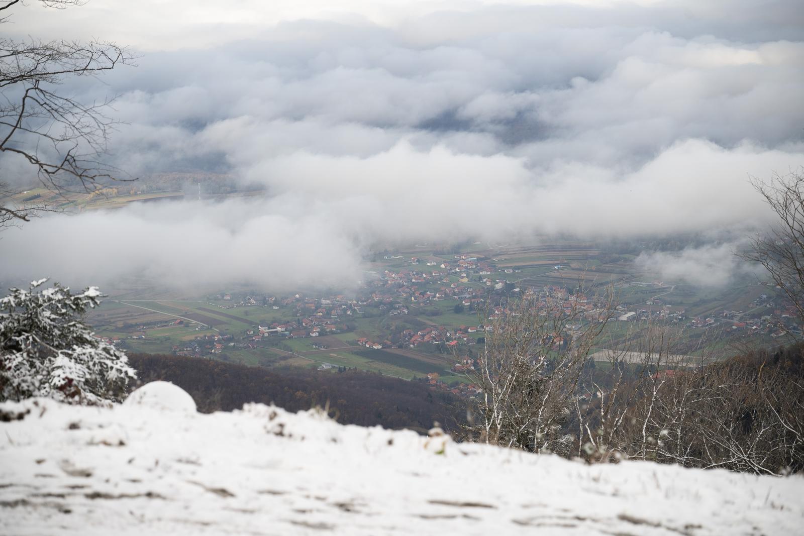 21.11.2024., Zagreb - Snijeg je zabijelio Medvednicu. U prijepodnevnim satima na Sljemenu uziva tek nekolicina posjetitelja.
 Photo: Davor Puklavec/PIXSELL