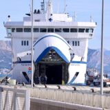 21.11.2024., Split - Trajekt Petar Hektorovic na vanjskom vezu gradske luke i pored njega djelatnici Ciana. Photo: Ivo Cagalj/PIXSELL