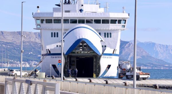 21.11.2024., Split - Trajekt Petar Hektorovic na vanjskom vezu gradske luke i pored njega djelatnici Ciana. Photo: Ivo Cagalj/PIXSELL