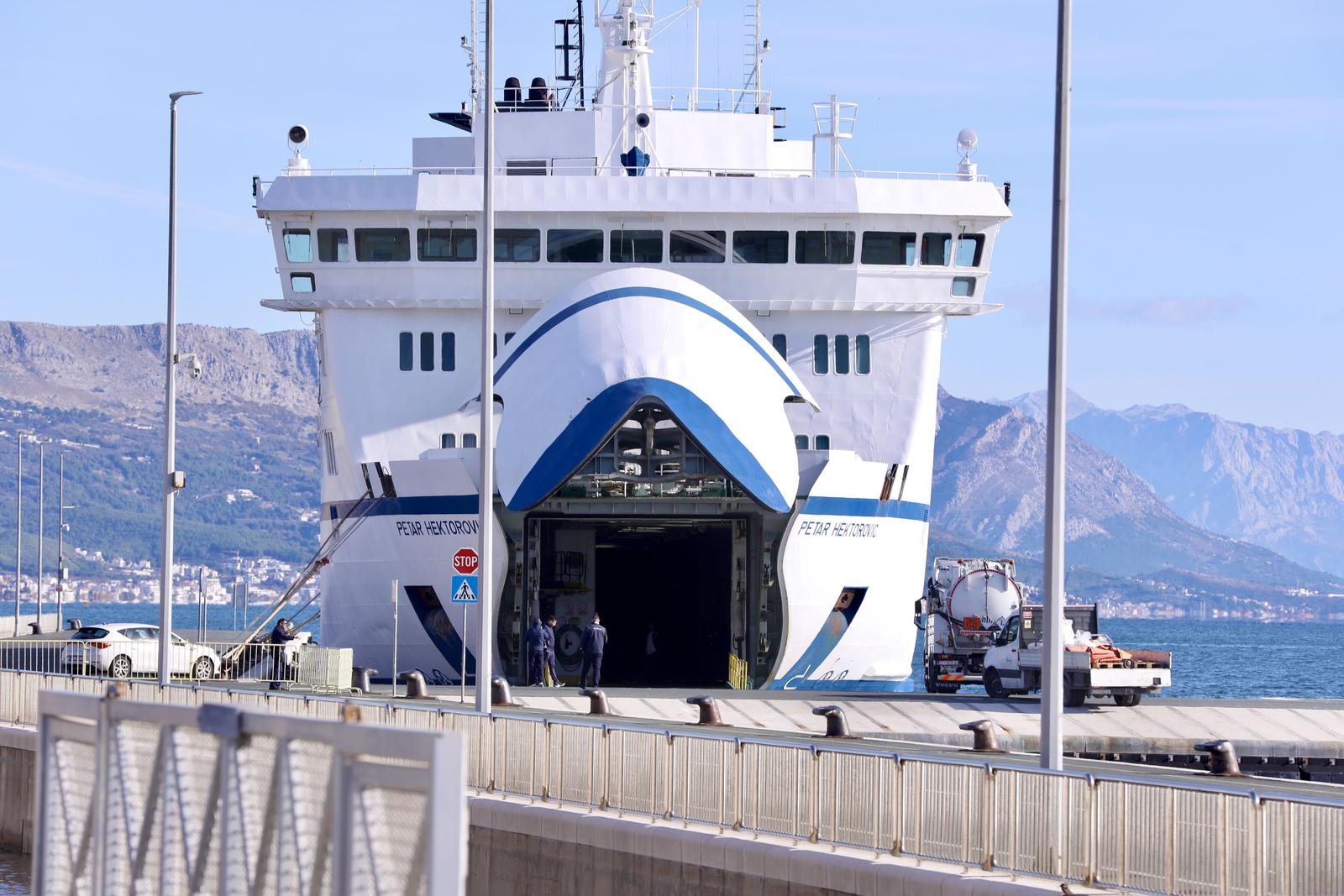 21.11.2024., Split - Trajekt Petar Hektorovic na vanjskom vezu gradske luke i pored njega djelatnici Ciana. Photo: Ivo Cagalj/PIXSELL