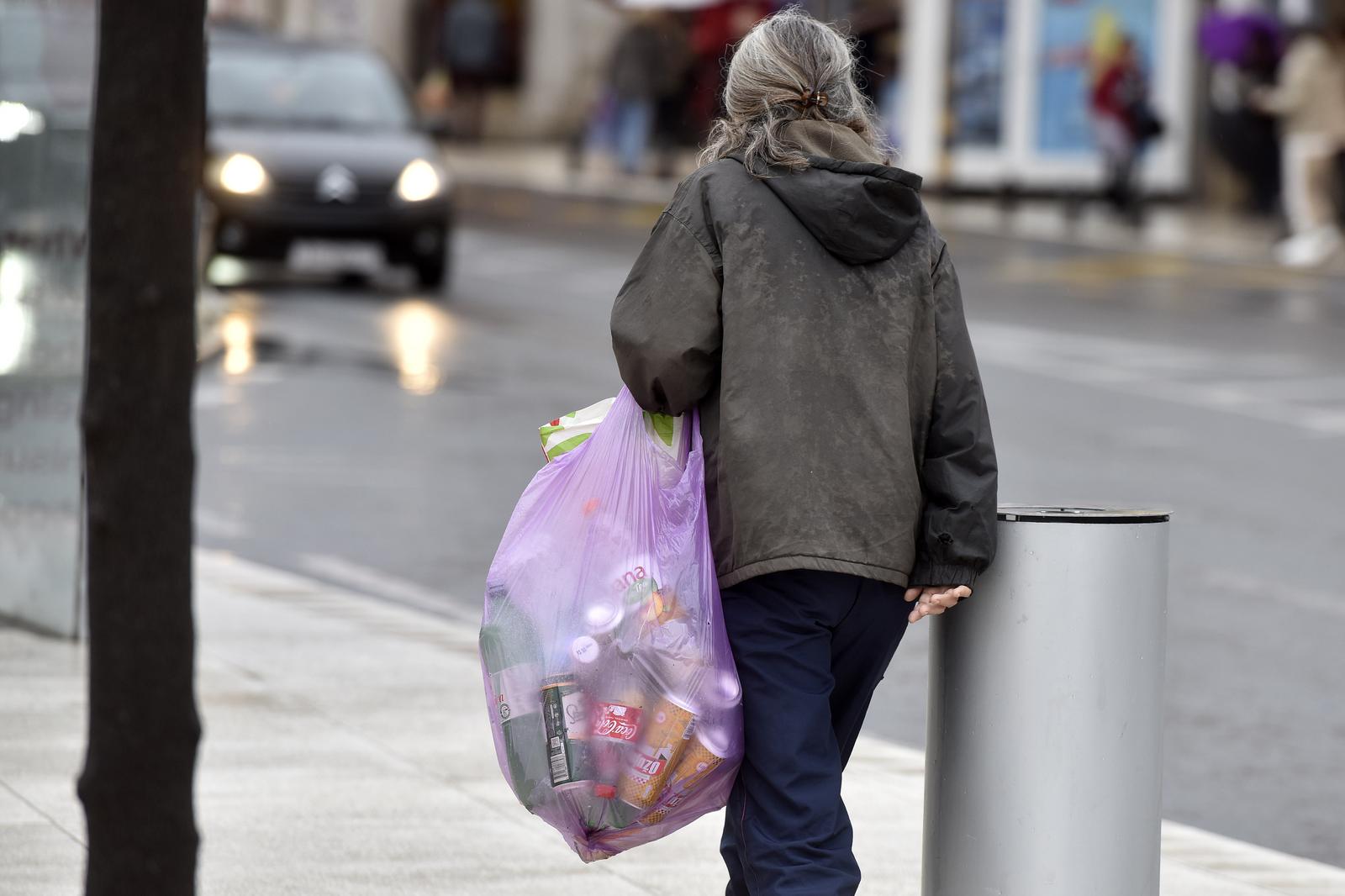 22.03.2024., Sibenik - Prikupljanje pet ambalaze za otkup. Photo: Hrvoje Jelavic/PIXSELL