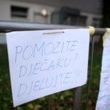 22.10.2024., Zagreb - Oko prostora skole u koju ide problematicni djecak polijepljene su brojne poruke nadleznim institucijama, a ravnatelj je zbog pritisaka na cijelu skolu podnio ostavku. Shodno tome uciteljsko vijece odlucilo je da se danas nece odrzavati nastava. Photo: Zeljko Lukunic/PIXSELL