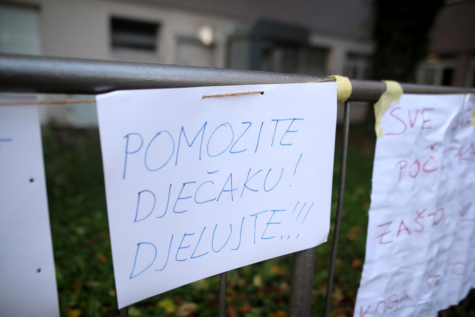 22.10.2024., Zagreb - Oko prostora skole u koju ide problematicni djecak polijepljene su brojne poruke nadleznim institucijama, a ravnatelj je zbog pritisaka na cijelu skolu podnio ostavku. Shodno tome uciteljsko vijece odlucilo je da se danas nece odrzavati nastava. Photo: Zeljko Lukunic/PIXSELL