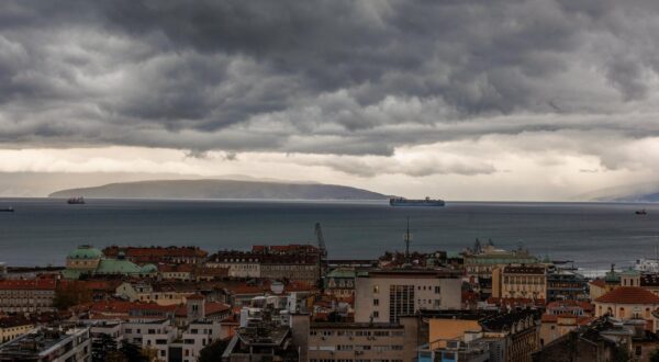 22.11.2024. Rijeka - Kisovito vrijeme s povremenim jakim jugom u Rijeci. Photo: Nel Pavletic/PIXSELL