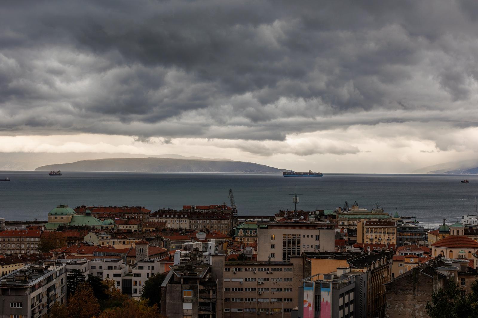 22.11.2024. Rijeka - Kisovito vrijeme s povremenim jakim jugom u Rijeci. Photo: Nel Pavletic/PIXSELL