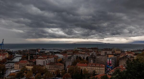 22.11.2024. Rijeka - Kisovito vrijeme s povremenim jakim jugom u Rijeci. Photo: Nel Pavletic/PIXSELL