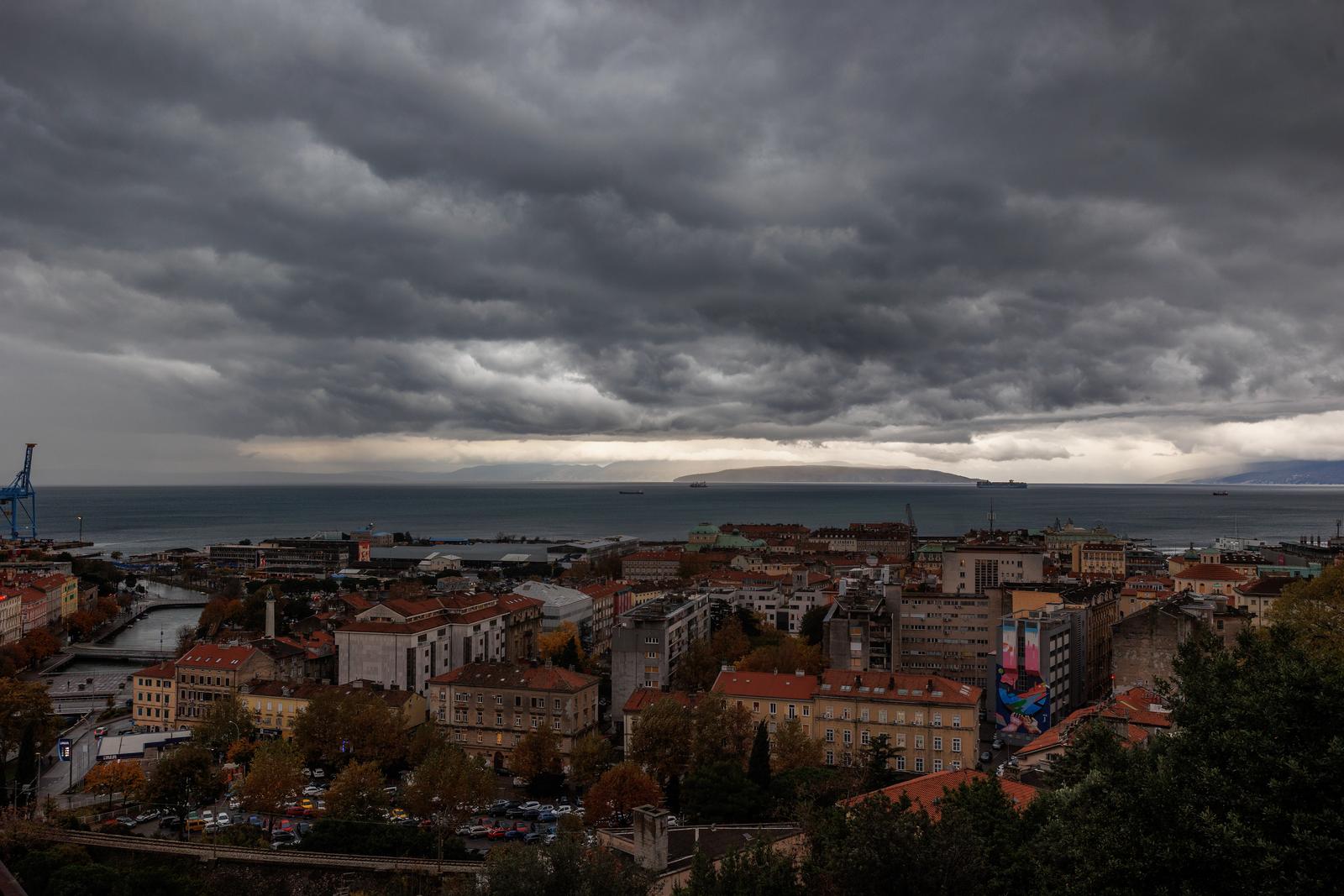 22.11.2024. Rijeka - Kisovito vrijeme s povremenim jakim jugom u Rijeci. Photo: Nel Pavletic/PIXSELL