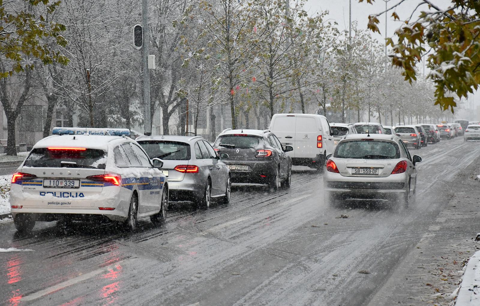 22.11.2024., Slavonski Brod - Gusti snijeg koji neprestano pada otezava promet gradskim ulicama. Photo: Ivica Galovic/PIXSELL