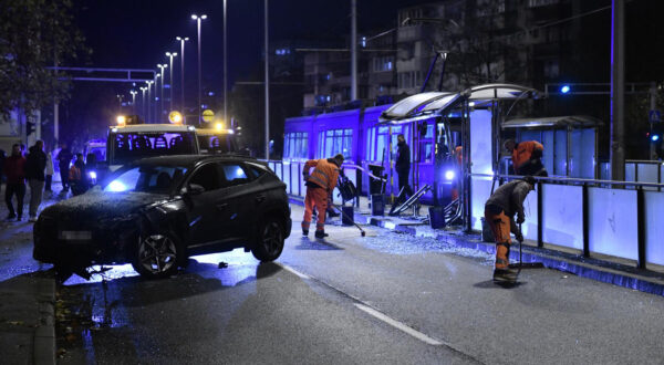 22.11.2024., Horvacanska ulica, Zagreb, Hrvatska - Auto naletio na tramvajsku stanicu Marijane Radev, na Horvacanskoj ulici. Photo: Josip Mikacic/PIXSELL