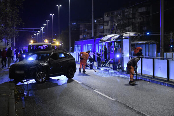 22.11.2024., Horvacanska ulica, Zagreb, Hrvatska - Auto naletio na tramvajsku stanicu Marijane Radev, na Horvacanskoj ulici. Photo: Josip Mikacic/PIXSELL