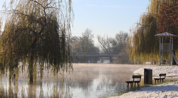 23.11.2024., Karlovac - Karlovac se jutros probudio na minus 4 stupnja. Uz snijeg i niske temperature porasao je vodostaj rijeke Korane. Photo: Kristina Stedul Fabac/PIXSELL