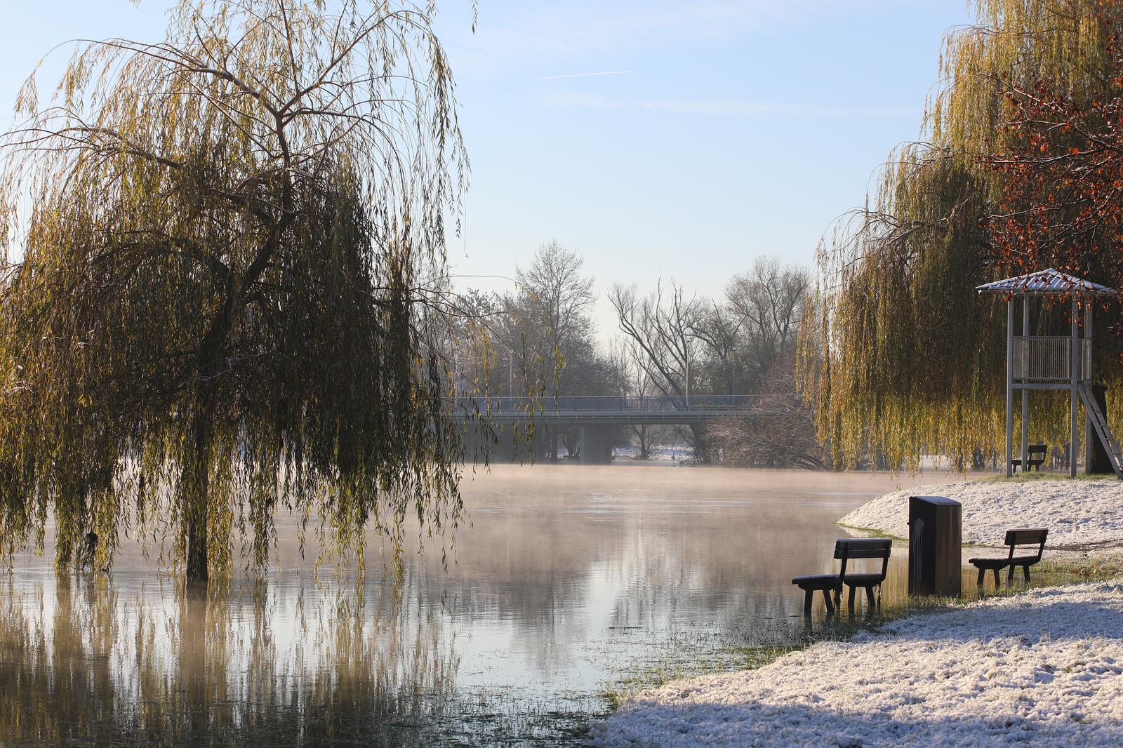 23.11.2024., Karlovac - Karlovac se jutros probudio na minus 4 stupnja. Uz snijeg i niske temperature porasao je vodostaj rijeke Korane. Photo: Kristina Stedul Fabac/PIXSELL