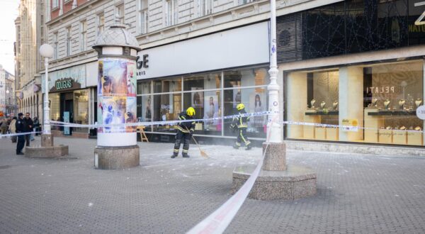 23.11.2024., Zagreb - Odlomio se komad procelja zgrade u Ilici, policija ogradila podrucje. Photo: Neva Zganec/PIXSELL