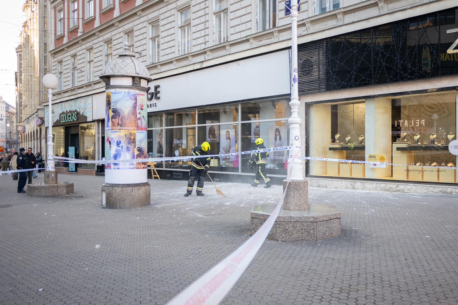 23.11.2024., Zagreb - Odlomio se komad procelja zgrade u Ilici, policija ogradila podrucje. Photo: Neva Zganec/PIXSELL