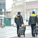 24.03.2020., Zagreb - Posta i postar, jedno od zanimanja za cije ljude nema izolacije. Oni vrijedno obavaljaju svoje duznosti. Photo: Sanjin Strukic/PIXSELL