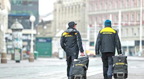 24.03.2020., Zagreb - Posta i postar, jedno od zanimanja za cije ljude nema izolacije. Oni vrijedno obavaljaju svoje duznosti. Photo: Sanjin Strukic/PIXSELL