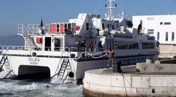 25.02.2014. Rijeka - Katamarani Silba i Krilo Carbo uplovljavaju u rijecku luku s putnicima koji s otoka stizu u grad.rPhoto: Goran Kovacic/PIXSELL