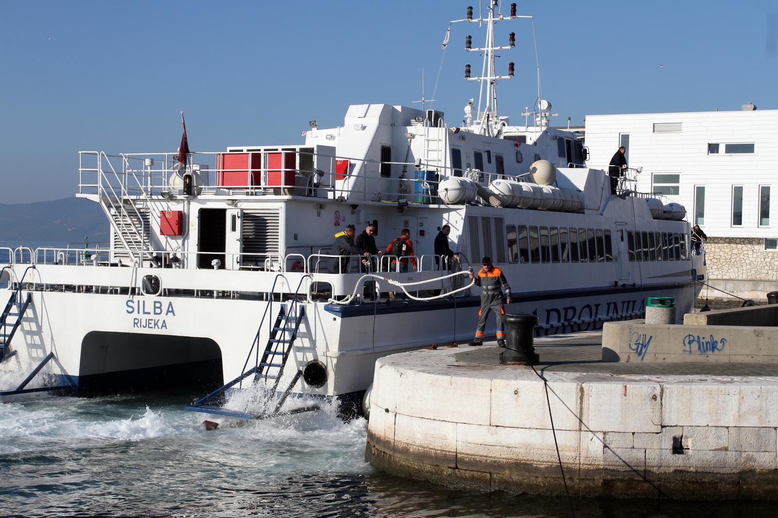 25.02.2014. Rijeka - Katamarani Silba i Krilo Carbo uplovljavaju u rijecku luku s putnicima koji s otoka stizu u grad.rPhoto: Goran Kovacic/PIXSELL