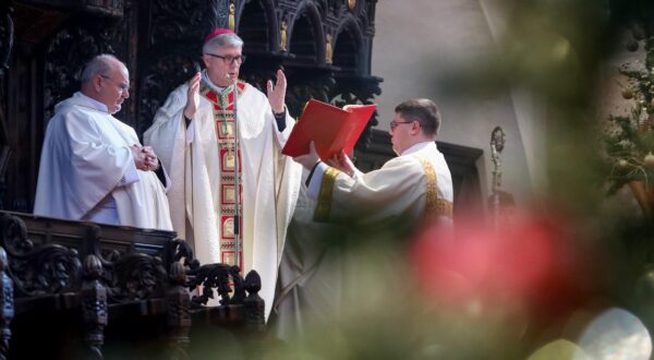 25.12.2023., Zadar - Nadbiskup Milan Zgrablic predvodio misno slavlje na svetkovinu Bozica u katedrali Sv. Stosije u Zadru Photo: Sime Zelic/PIXSELL