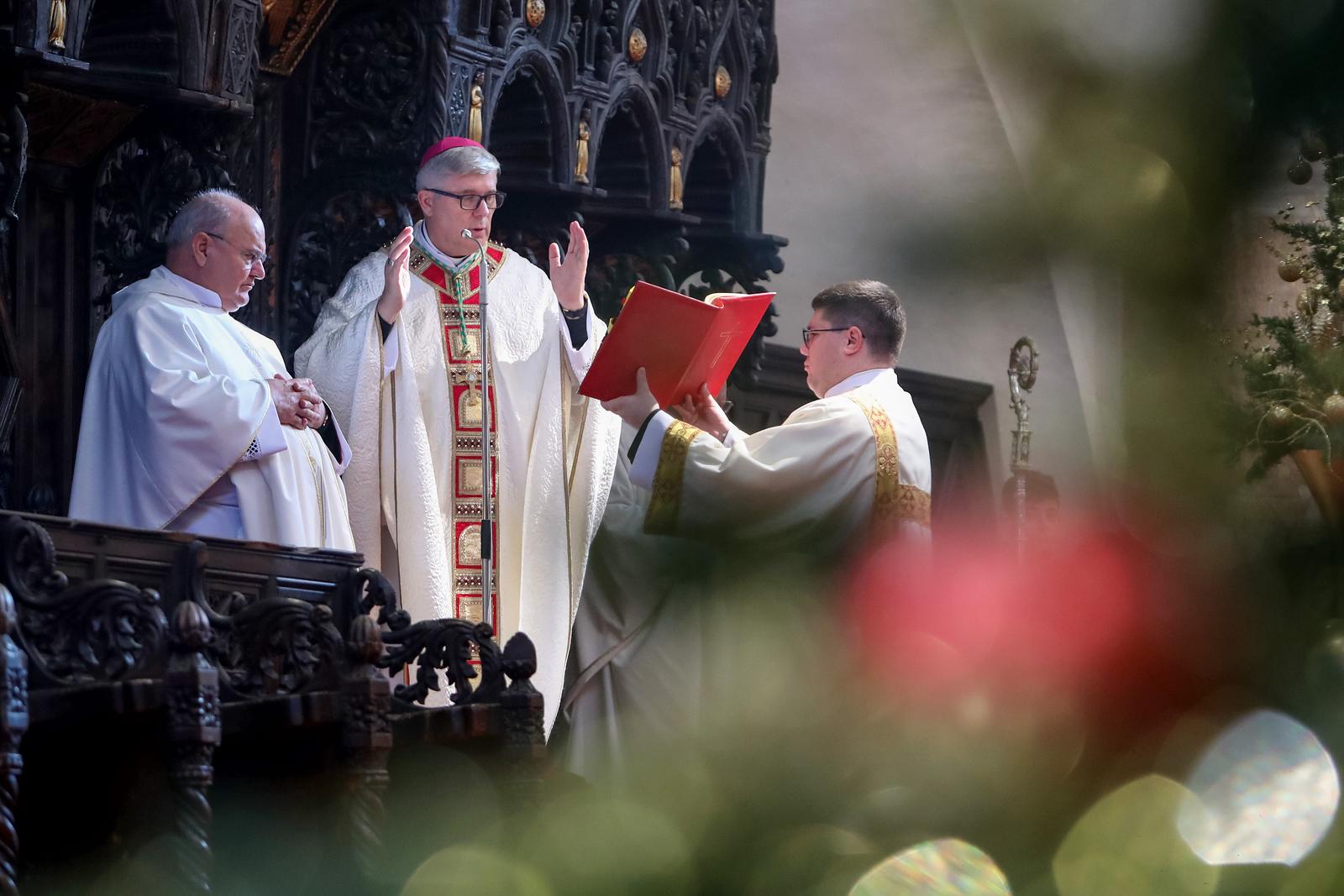 25.12.2023., Zadar - Nadbiskup Milan Zgrablic predvodio misno slavlje na svetkovinu Bozica u katedrali Sv. Stosije u Zadru Photo: Sime Zelic/PIXSELL