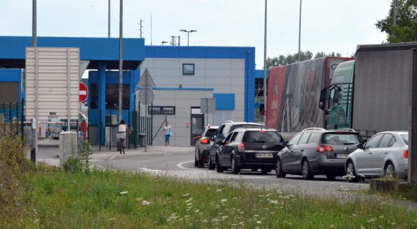 27.07.2018., Slavonski Brod - Pred pocetak vikenda pojacavaju se guzve s duzim cekanjem na granicnom prijelazu i mostu preko Save. rrPhoto: Ivica Galovic/PIXSELL