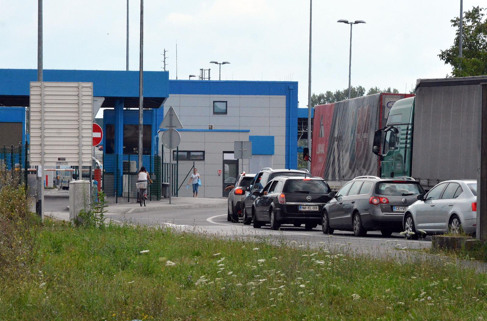 27.07.2018., Slavonski Brod - Pred pocetak vikenda pojacavaju se guzve s duzim cekanjem na granicnom prijelazu i mostu preko Save. rrPhoto: Ivica Galovic/PIXSELL