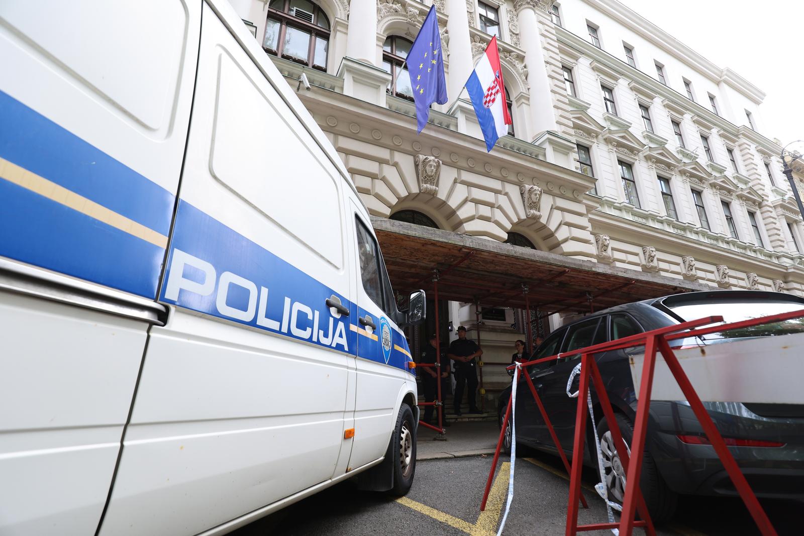 27.09.2024., Zagreb - Evakuiran je Zupanijski sud u Zagrebu nakon sto su dobili dojavu o bombi. Photo: Sanjin Strukic/PIXSELL