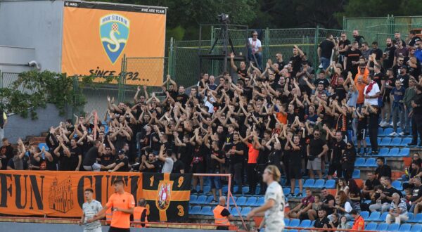 27.09.2024., stadion Subicevac, Sibenik - SuperSport HNL, 08. kolo, HNK Sibenik - NK Istra 1961. navijaci Sibenika, Funcuti Photo: Hrvoje Jelavic/PIXSELL