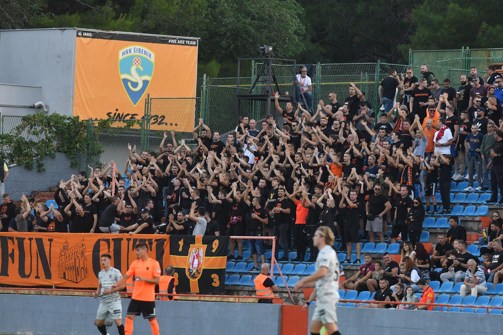 27.09.2024., stadion Subicevac, Sibenik - SuperSport HNL, 08. kolo, HNK Sibenik - NK Istra 1961. navijaci Sibenika, Funcuti Photo: Hrvoje Jelavic/PIXSELL