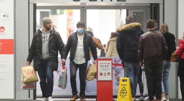 27.11.2020., Zagreb - Shopping centri puniji su na Black Friday, stvaraju se manje guzve na parkiralistima i cestama okolo shopping centara. Arena Centar. rPhoto: Luka Stanzl/PIXSELL