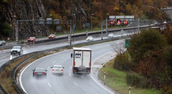 27.11.2024., Rijeka - Kisa usporava promet u Primorsko goranskoj zupaniji na autocestama A6 i A7. Photo: Goran Kovacic/PIXSELL