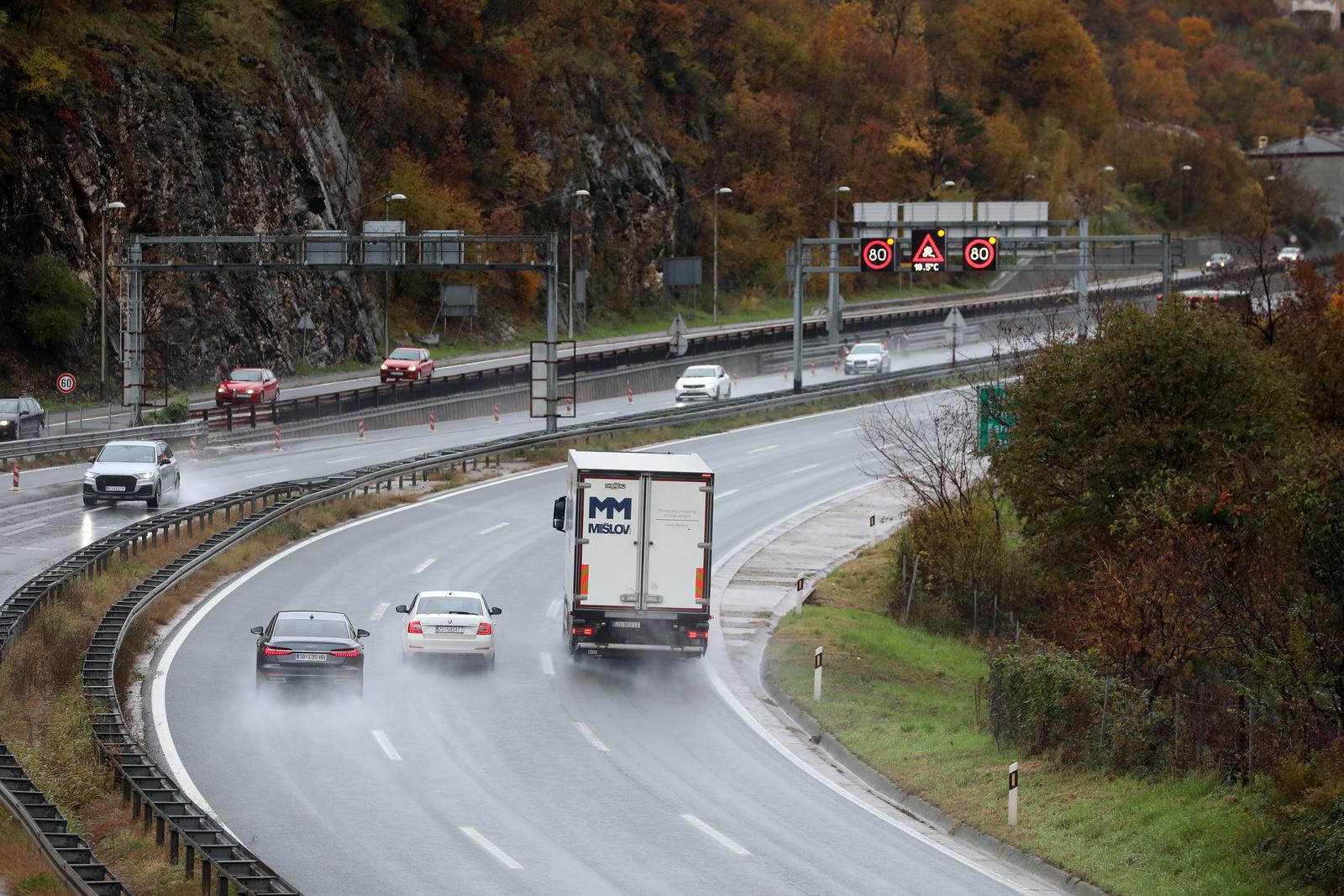 27.11.2024., Rijeka - Kisa usporava promet u Primorsko goranskoj zupaniji na autocestama A6 i A7. Photo: Goran Kovacic/PIXSELL