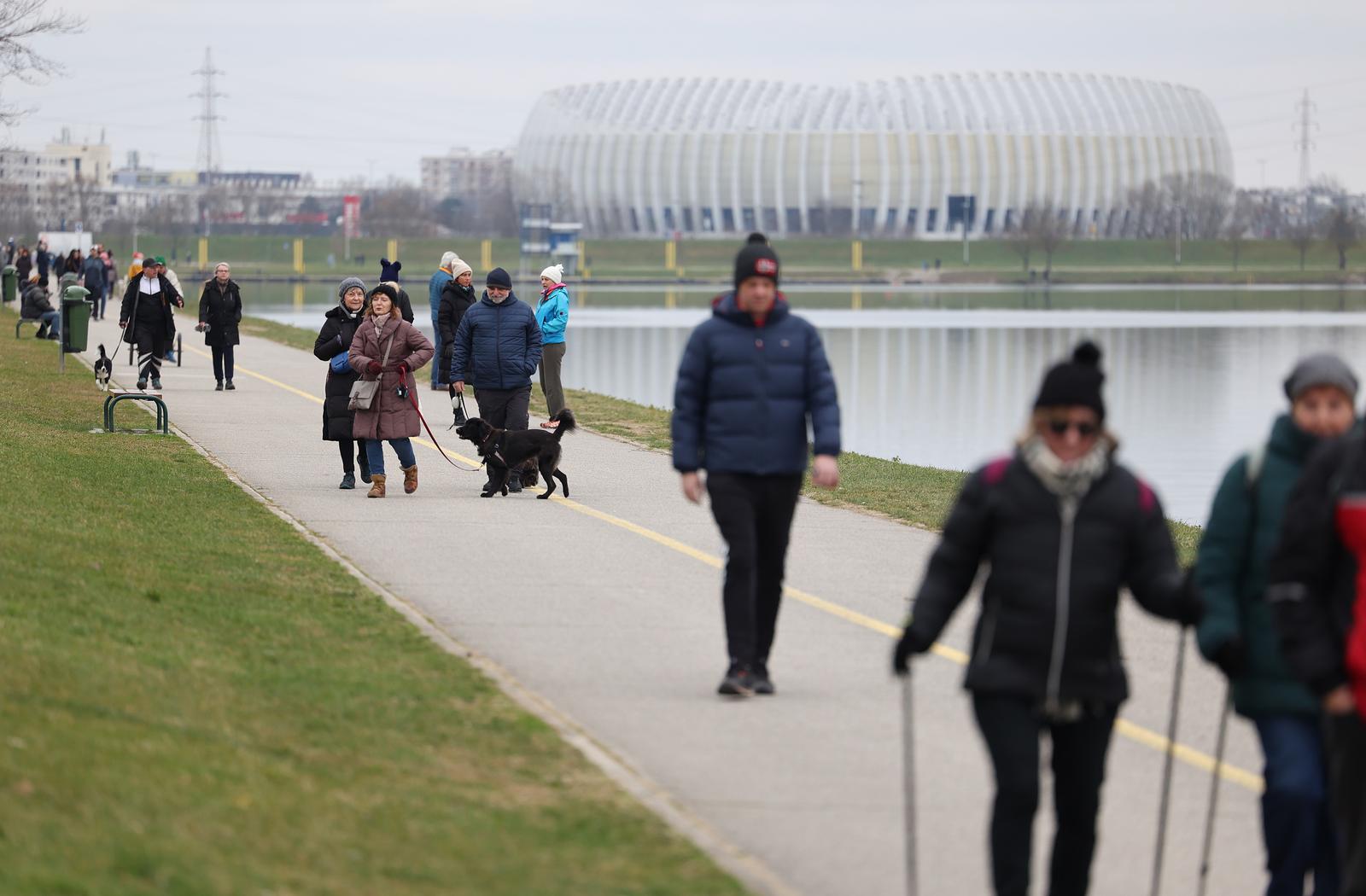 29.01.2023., Zagreb, jezero Jarun - Malobrojni gradjani izasli u setnju oko jezera Jarun.  Photo: Marko Prpic/PIXSELL