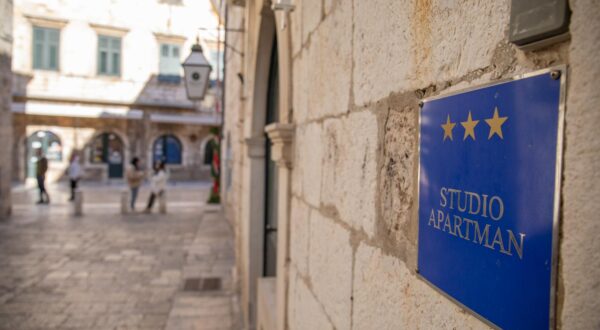 29.01.2024., Stra gradska jezgra, Dubrovnik - Grad Dubrovnik planira prestati izdavati nove dozvole za apartmane unutar gradskih zidina.  Photo: Grgo Jelavic/PIXSELL