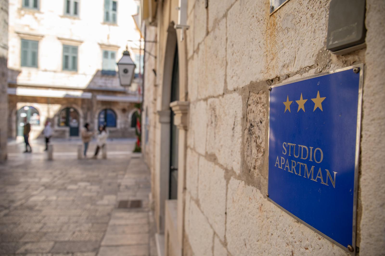 29.01.2024., Stra gradska jezgra, Dubrovnik - Grad Dubrovnik planira prestati izdavati nove dozvole za apartmane unutar gradskih zidina.  Photo: Grgo Jelavic/PIXSELL