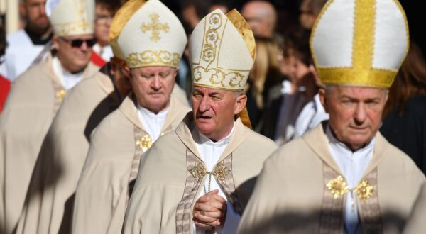 29.09.2024., Sibenik - Procesija gradskim ulicama i svecana sveta misa povodom blagdana Sv.Mihovila zastitnika Kresimirova grada. Misu je predvodio zadarski nadbiskup Milan Zgrablic. Photo: Hrvoje Jelavic/PIXSELL