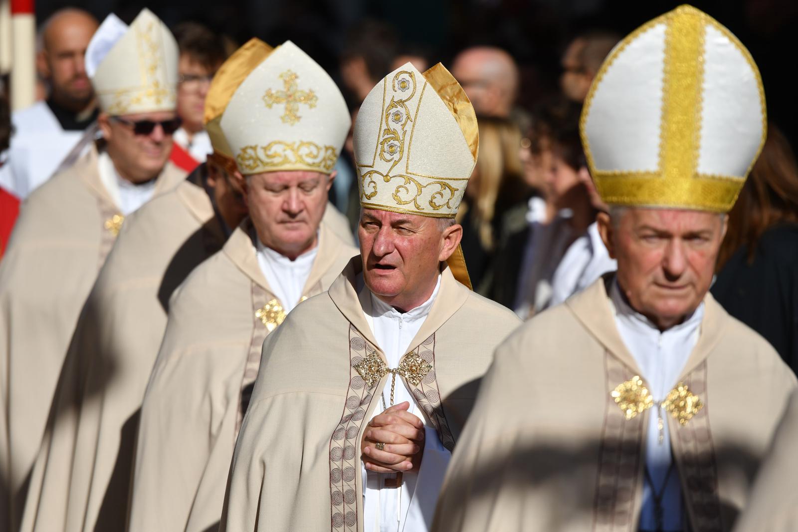 29.09.2024., Sibenik - Procesija gradskim ulicama i svecana sveta misa povodom blagdana Sv.Mihovila zastitnika Kresimirova grada. Misu je predvodio zadarski nadbiskup Milan Zgrablic. Photo: Hrvoje Jelavic/PIXSELL