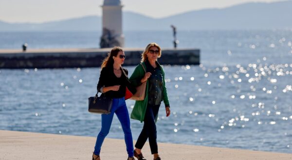 29.10.2024., Zadar - Lijepo i suncano vrijeme mnogi su odlucili provesti u setnji gradom Photo: Sime Zelic/PIXSELL