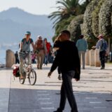 29.10.2024., Zadar - Lijepo i suncano vrijeme mnogi su odlucili provesti u setnji gradom Photo: Sime Zelic/PIXSELL